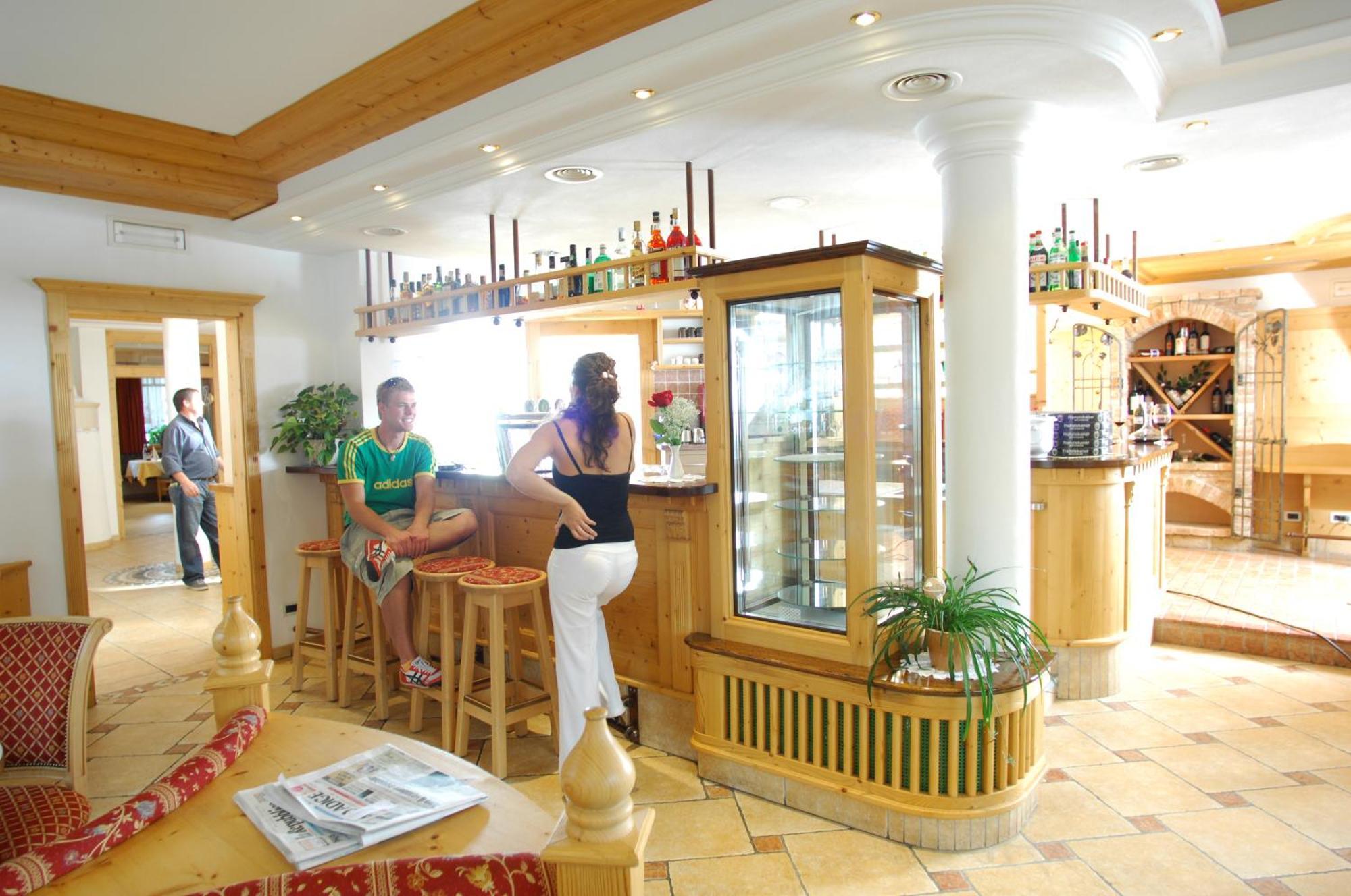 Hotel Falzares San Cassiano  Exteriör bild