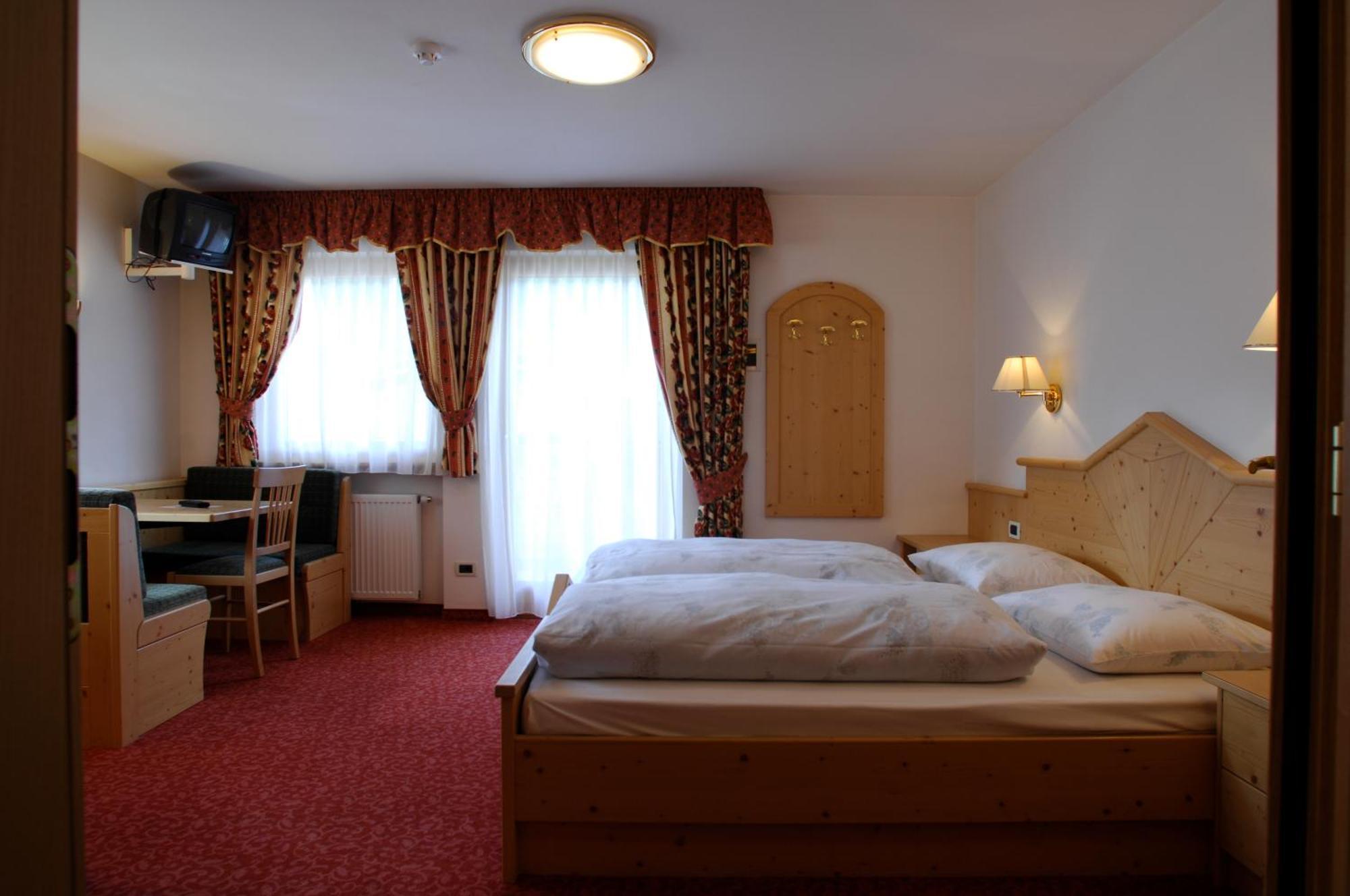 Hotel Falzares San Cassiano  Exteriör bild