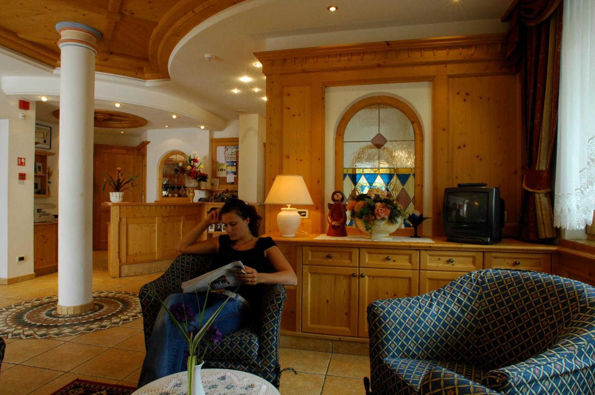 Hotel Falzares San Cassiano  Exteriör bild